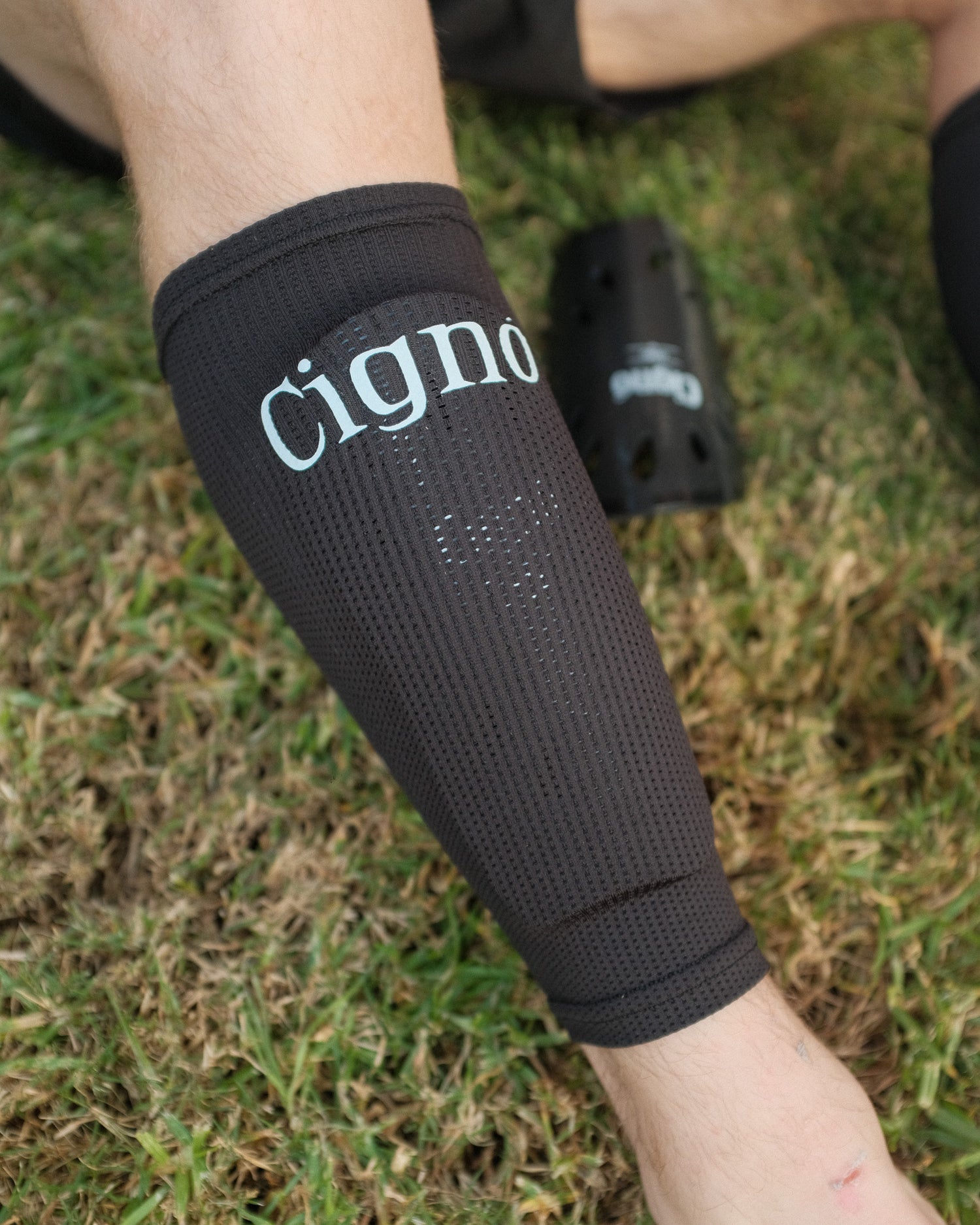 CIGNO PRO SHIN PADS WITH SLEEVE
