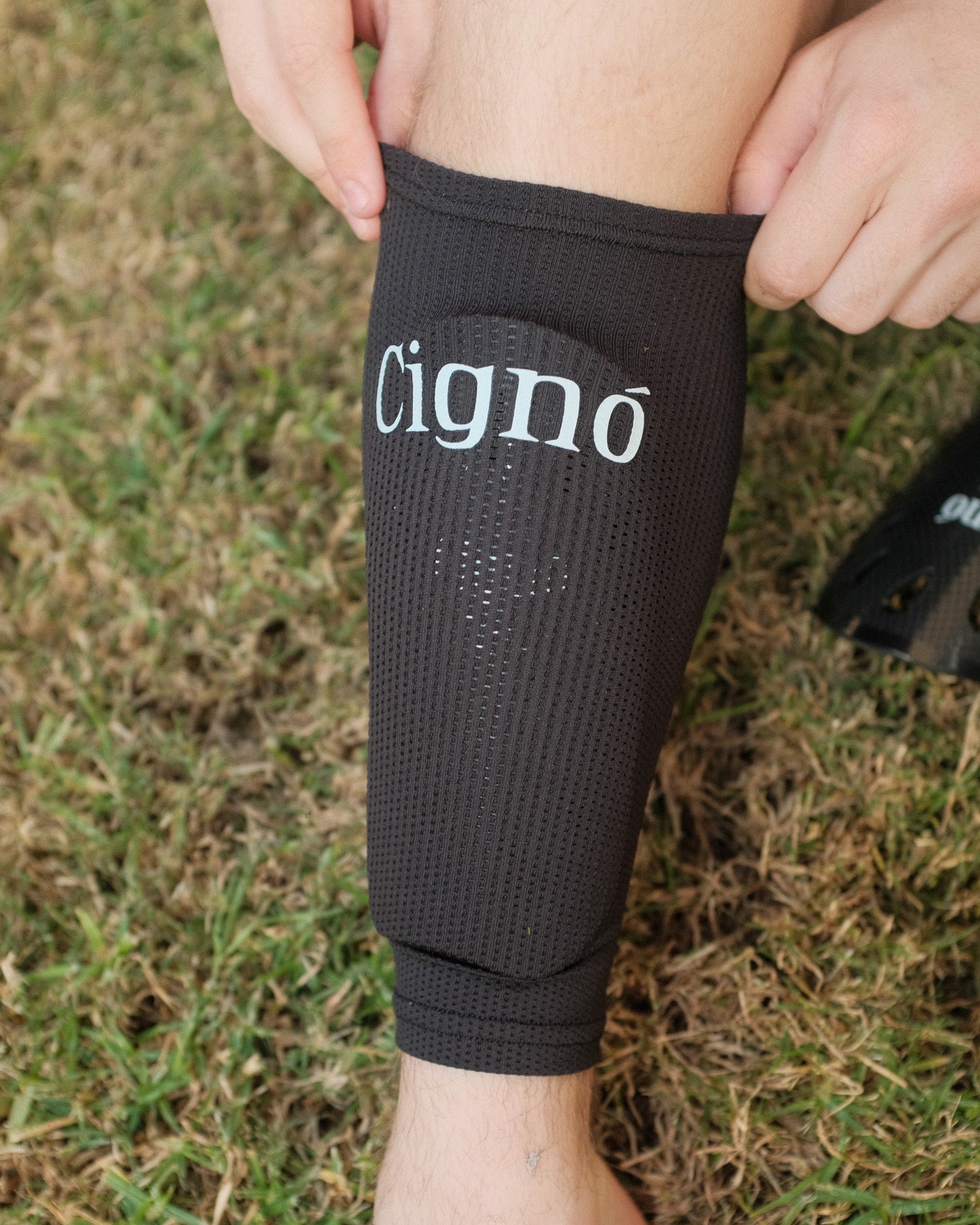 CIGNO PRO SHIN PADS WITH SLEEVE