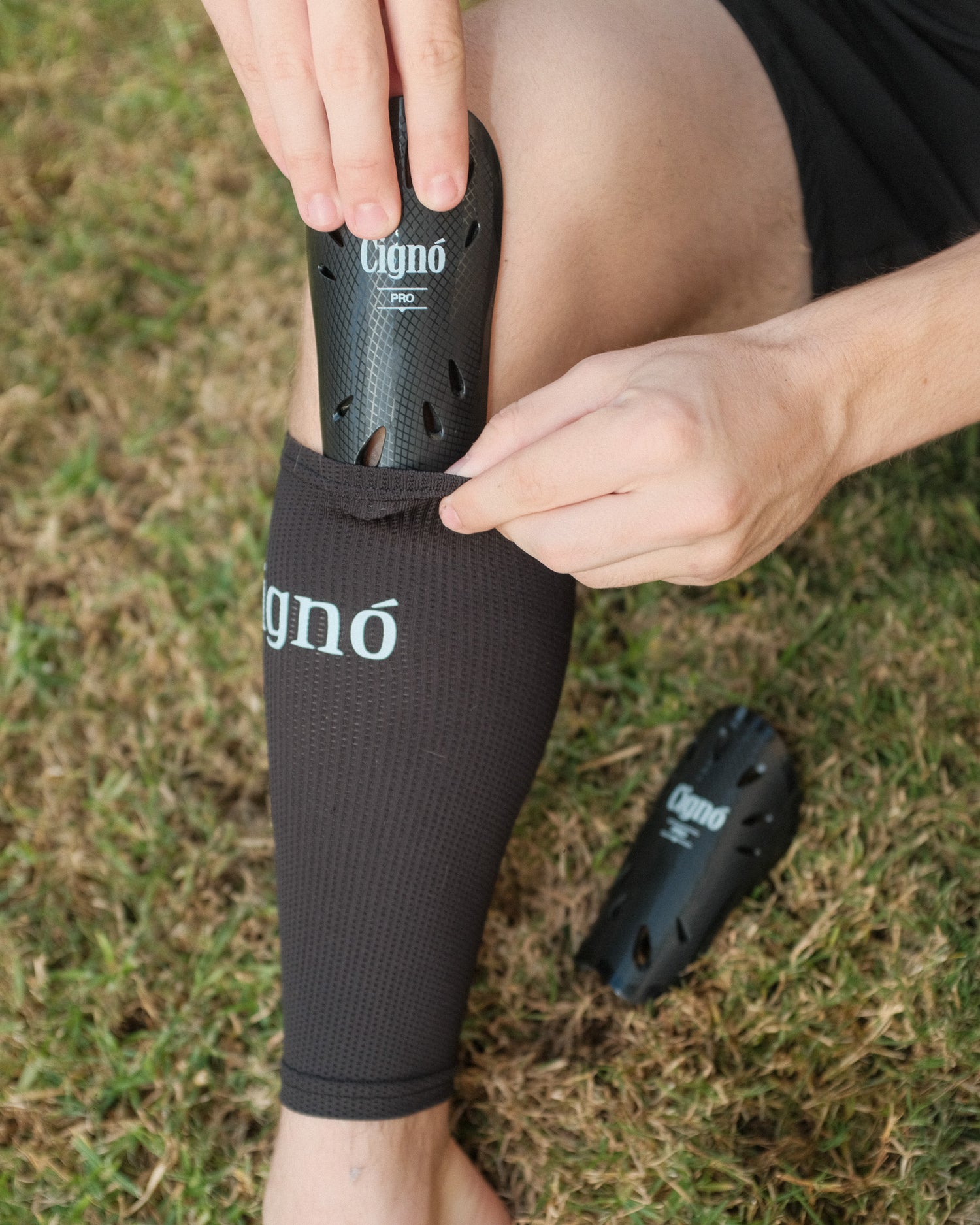 CIGNO PRO SHIN PADS WITH SLEEVE